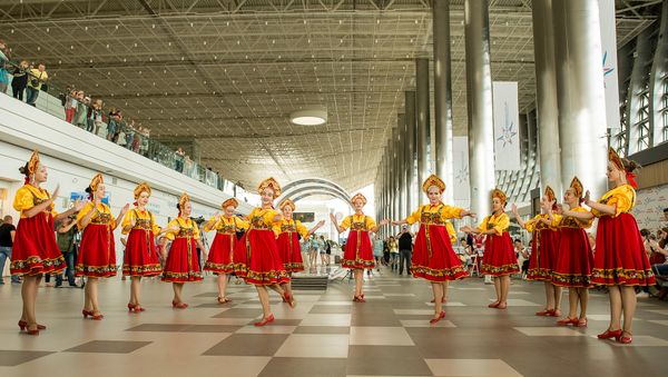 Флешмоб в аэропорту Симферополь, посвященный прибытию участников форума Таврида Флешмоб в аэропорту Симферополь, посвященный прибытию участников форума Таврида