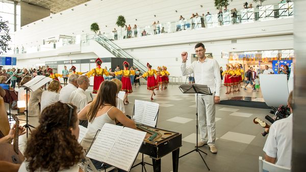 Флешмоб в аэропорту Симферополь, посвященный прибытию участников форума Таврида Флешмоб в аэропорту Симферополь, посвященный прибытию участников форума Таврида