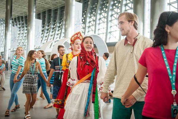 Флешмоб в аэропорту Симферополь, посвященный прибытию участников форума Таврида Флешмоб в аэропорту Симферополь, посвященный прибытию участников форума Таврида