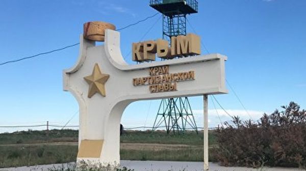 Стела с надписью Крым у пункта пропуска Джанкой на границе России и Украины