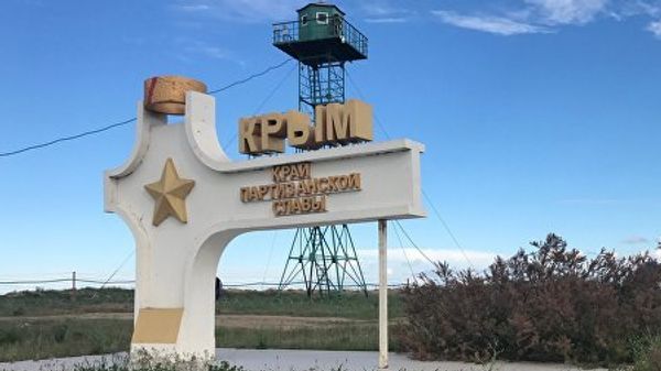 Стела с надписью Крым у пункта пропуска Джанкой на границе России и Украины