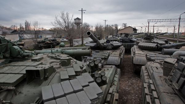 Танки войск береговой обороны Украины покидают территорию Крыма