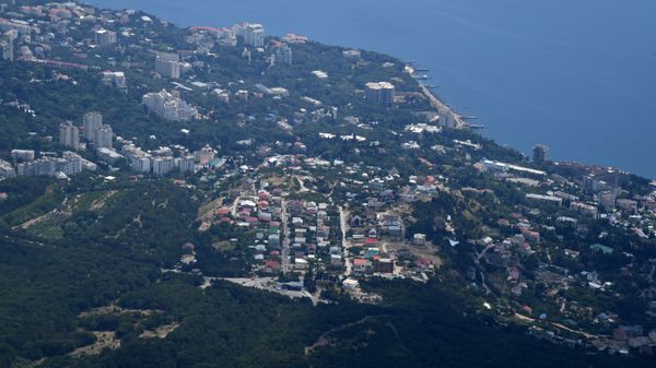 Вид на Черноморское побережье с вершины горы Ай-Петри в Крыму