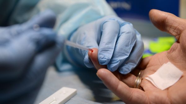 Врач берет кровь для анализа