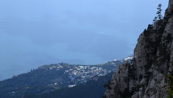 Вид на Черноморское побережье с вершины горы Ай-Петри в Крыму Вид на Черноморское побережье с вершины горы Ай-Петри в Крыму