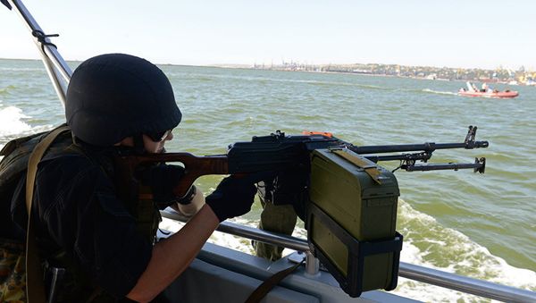 Украинский военный во время патрулирования Азовского моря
