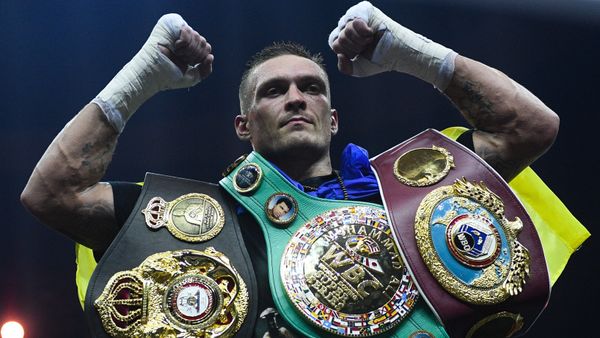 Александр Усик (Украина) после победы в финальном бою Всемирной боксерской суперсерии (WBSS) в первом тяжелом весе за звание абсолютного чемпиона мира против Мурата Гассиева (Россия)