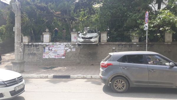 В Судаке авто застряло на заборе