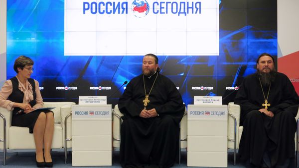 Секретарь Симферопольской и Крымской епархии протоирей Александр Якушечкин и настоятель Свято-Владимирского Собора в Херсонесе Сергей Халюта