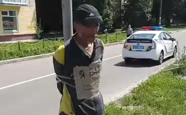 Привязанный к столбу мужчина в Чернигове