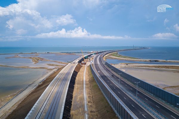 На Крымском мосту уложены первые рельсы