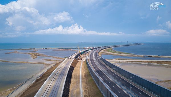 На Крымском мосту уложены первые рельсы