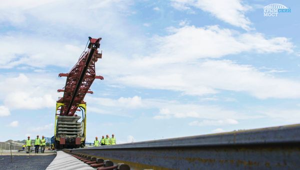 На Крымском мосту уложены первые рельсы