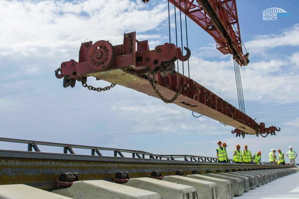 На Крымском мосту уложены первые рельсы