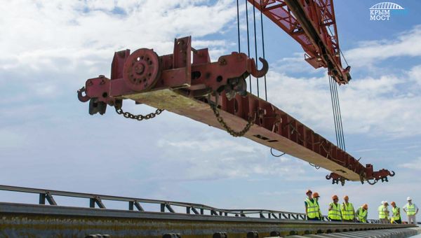На Крымском мосту уложены первые рельсы