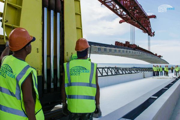 На Крымском мосту уложены первые рельсы