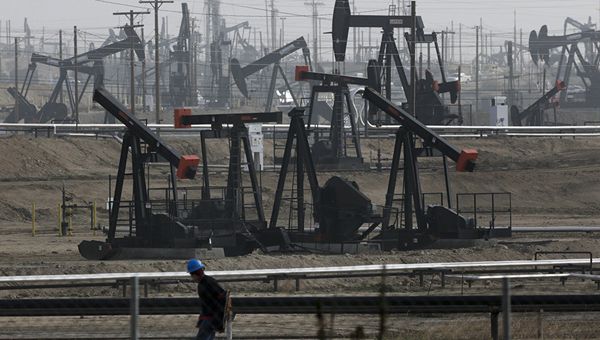 Добыча нефти в Калифорнии, США Добыча нефти в Калифорнии, США