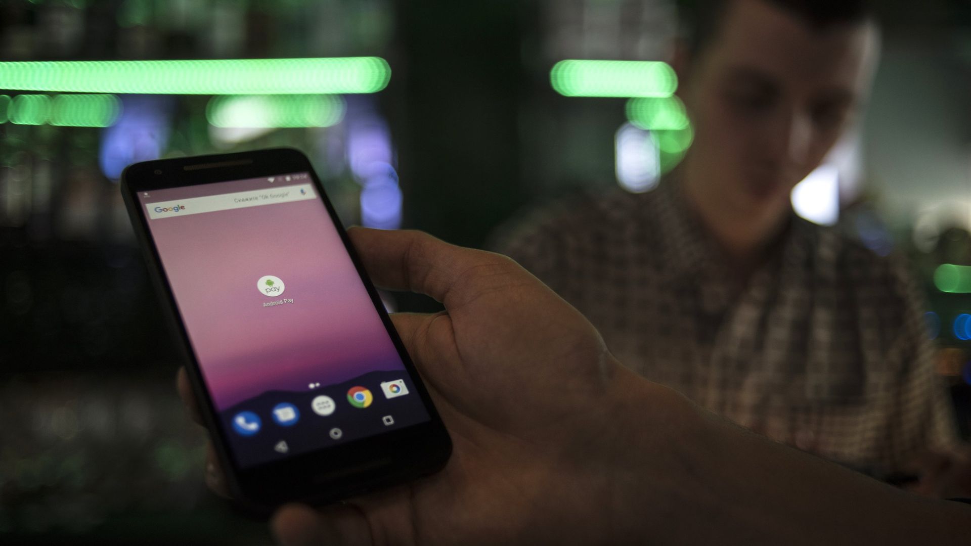 Мобильный телефон с программой Android Pay - РИА Новости, 1920, 10.03.2022