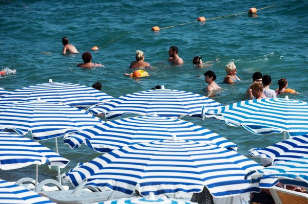 Отдыхающие на берегу Черного моря в Судаке, Крым