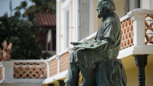 Памятник И.К. Айвазовскому возле Феодосийской картинной галереи имени И. К. Айвазовского