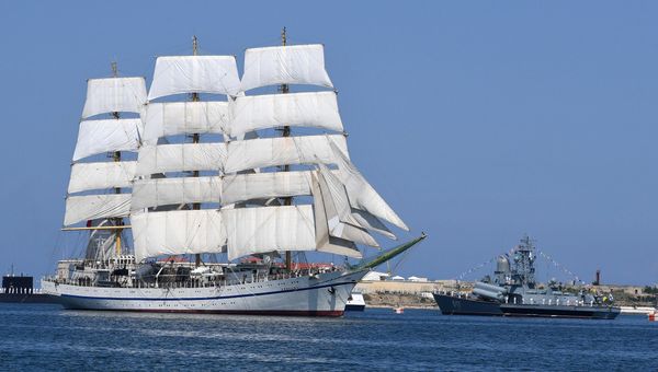 Парусник Херсонес на праздновании Дня ВМФ России в Севастополе