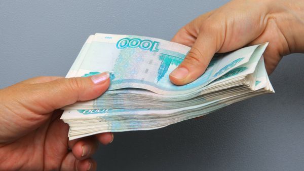 Рублевые купюры в руках