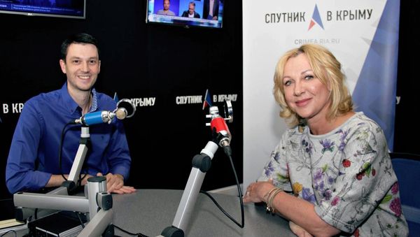 Народная артистка России Елена Яковлева и обозреватель радиостанции Спутник в Крыму Андрей Матюхин в студии во время эфира