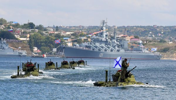 Генеральная репетиция парада кораблей в честь Дня ВМФ России в Севастополе.