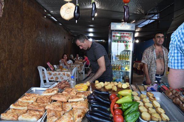Точка общественного питания на набережной в Коктебеле