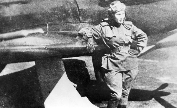 Советская летчица Лидия Литвяк у своего истребителя.
