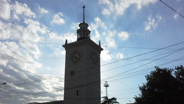 Часы на башне железнодорожного вокзала в Симферополе остановились