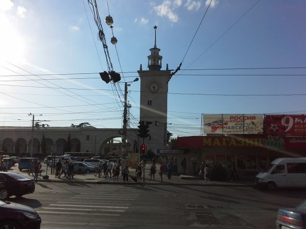 Часы на башне железнодорожного вокзала в Симферополе остановились 