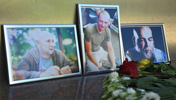 Цветы у фотографий погибших в Центральноафриканской Республике  журналистов: Орхана Джемаля, Кирилла Радченко и Александра Расторгуева (справа налево)