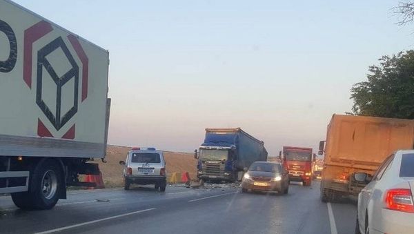Керченскую трассу засыпало разбитыми яйцами
