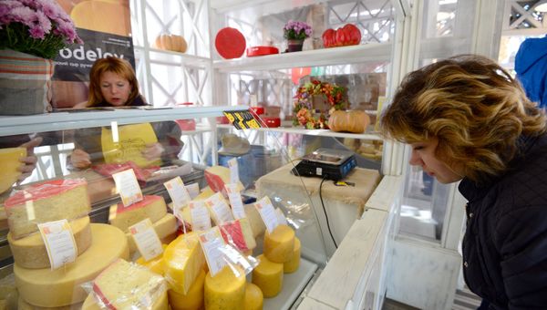 Посетитель на гастрономическом фестивале Золотая осень в Москве