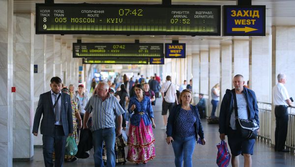 Пассажиры на Центральном железнодорожном вокзале в Киеве. Архивное фото
