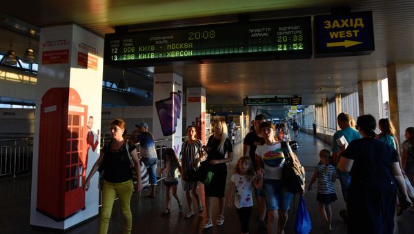 Расписание поезда Киев - Москва на железнодорожном вокзале в Киеве. Архивное фото