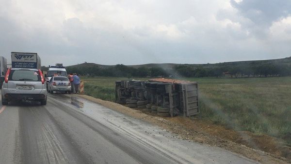 Большегруз опрокинулся на трассе Симферополь-Керчь