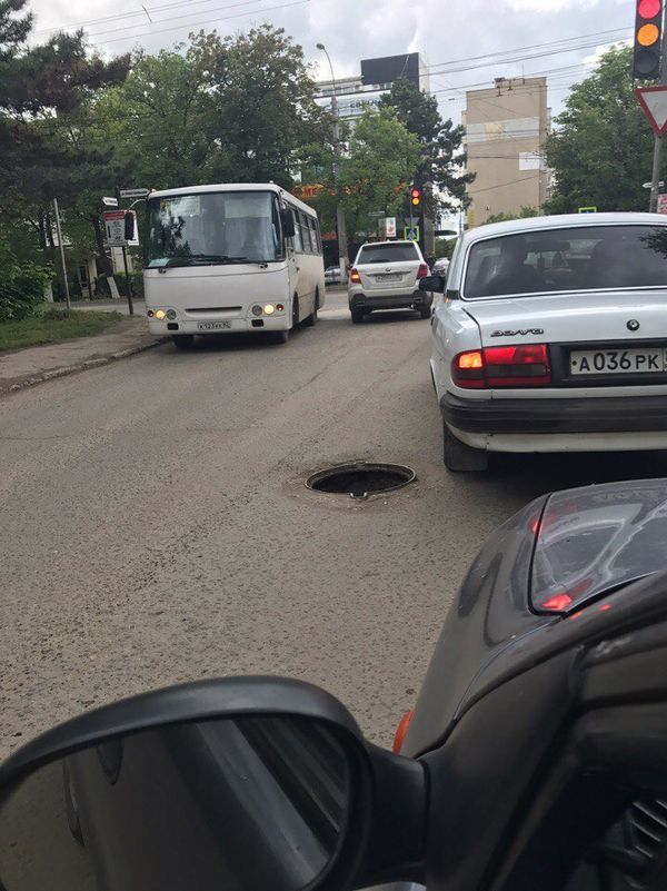 Открытый люк в Симферополе