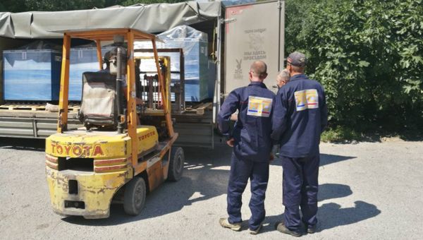 Сотрудники МУП Ялтинские тепловые сети разгружают закупленные котлы