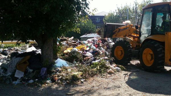 Спецтехника убирает мусорные навалы в Симферополе