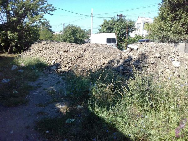 Навалы грунта и камней в Симферополе