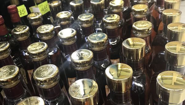 Бутылки с поддельной алкогольной продукцией в пгт Партенит
