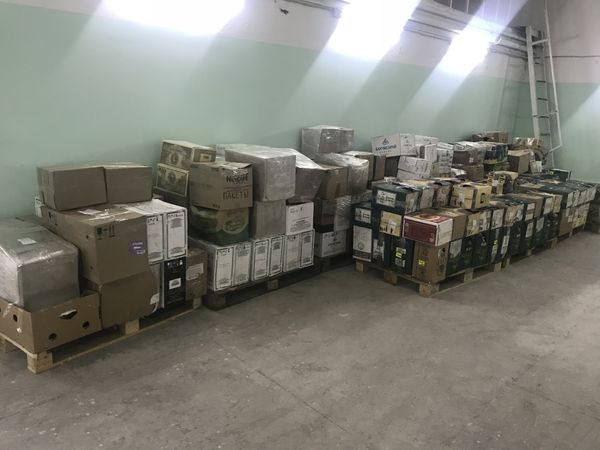 Коробки с поддельной алкогольной продукцией в одной из торговых точек в пгт Партенит