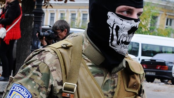 Добровольцы батальона Сич во время отправки в зону вооруженного конфликта на юго-восток Украины
