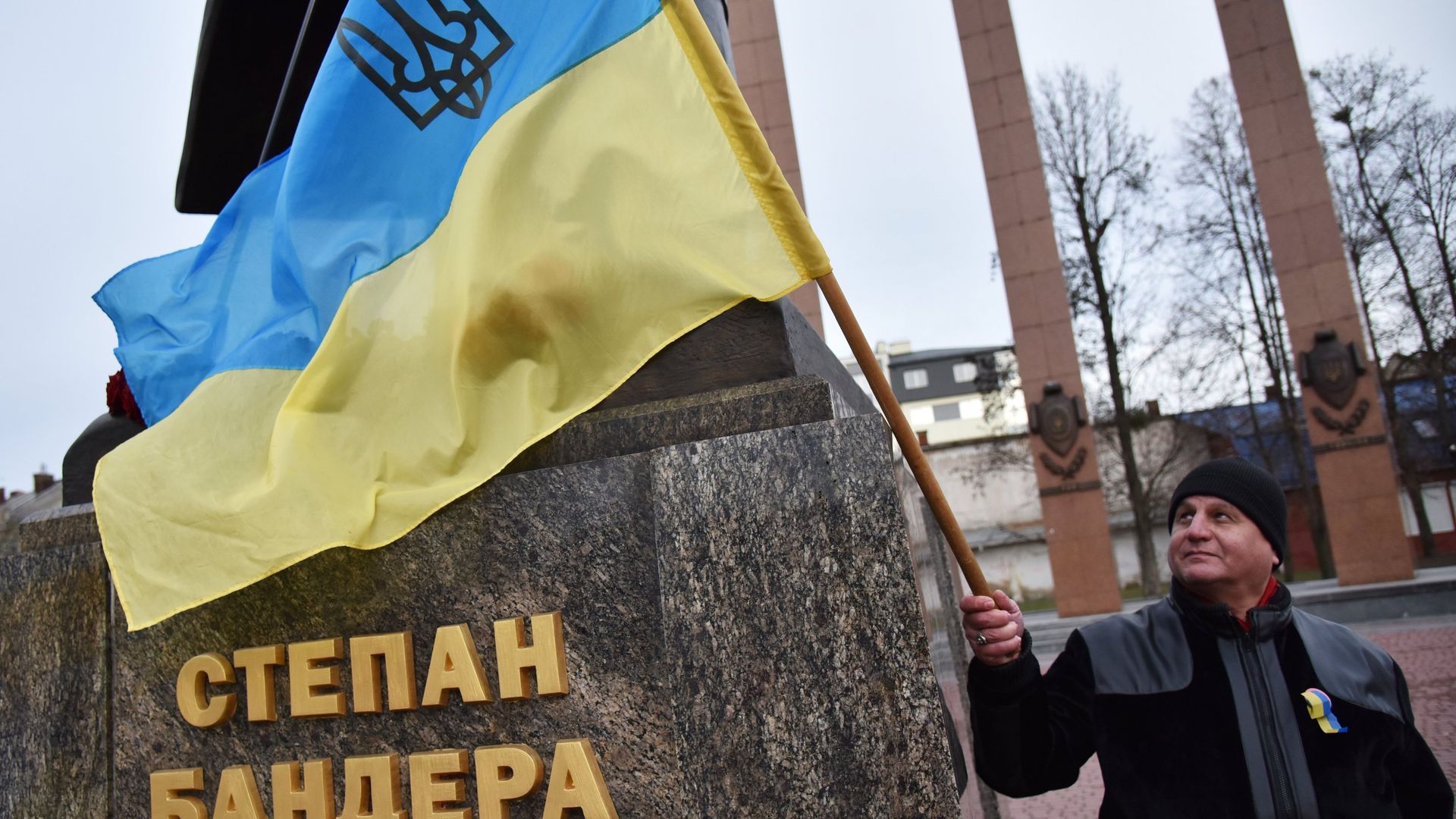 Участник марша националистов, приуроченного к 109-й годовщине со дня рождения Степана Бандеры, во Львове Участник марша националистов, приуроченного к 109-й годовщине со дня рождения Степана Бандеры, во Львове - РИА Новости, 1920, 08.02.2021