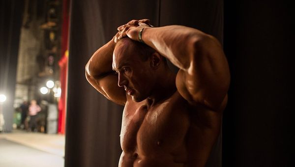 Участник перед началом выступления на турнире по бодибилдингу
