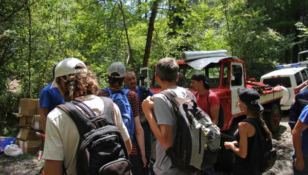 Добровольцы помогают тушить пожар в ущелье Уч-Кош возле Ялты
