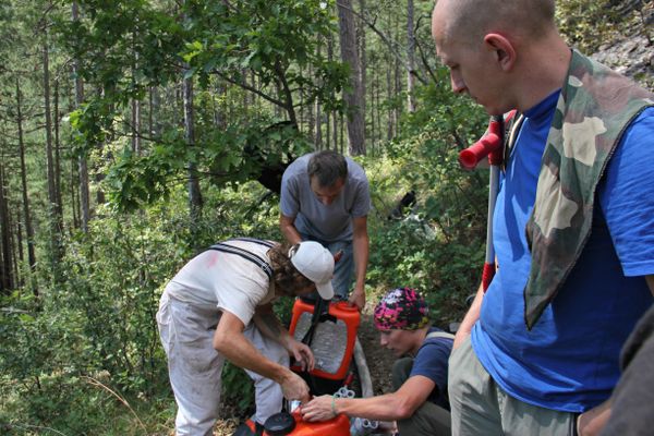 Добровольцы помогают тушить пожар в ущелье Уч-Кош возле Ялты Добровольцы помогают тушить пожар в ущелье Уч-Кош возле Ялты