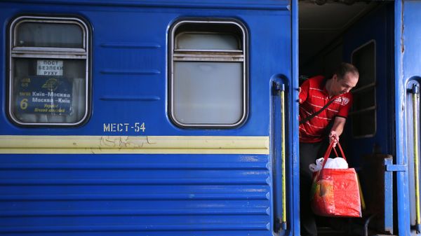 Пассажир поезда №005 Украина по маршруту Москва-Киев на перроне Центрального вокзал в Киеве Пассажир поезда №005 Украина по маршруту Москва-Киев на перроне Центрального вокзал в Киеве